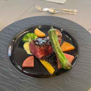 香川県小豆島のオリーブ牛のステーキ。前菜も含めてお料理のクオリティもとても高く美味しかったです。