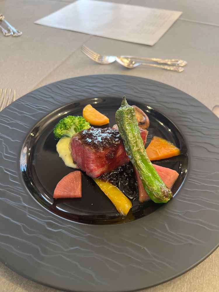 香川県小豆島のオリーブ牛のステーキ。前菜も含めてお料理のクオリティもとても高く美味しかったです。