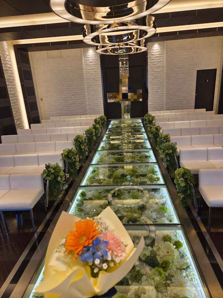 バージンロードに花があり緑豊かで素敵だった。お花も頂いて嬉しかった。