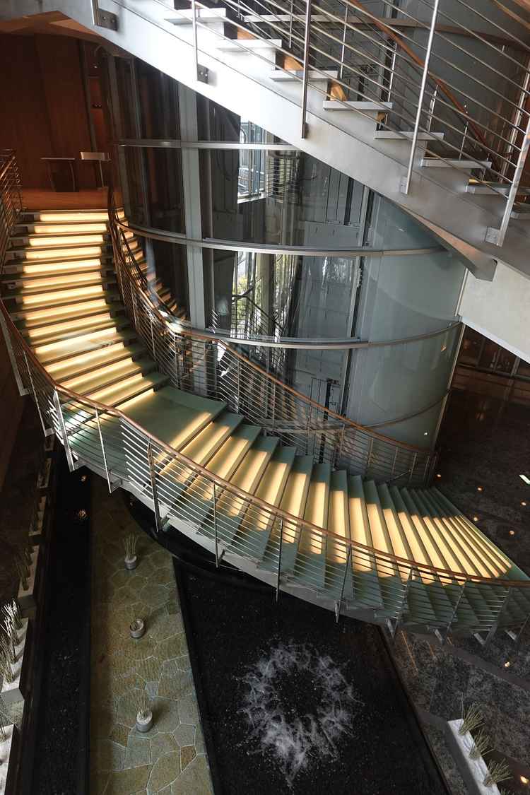 ウェディングの1階にある螺旋階段です。式当日の写真を撮ると映えそうです。