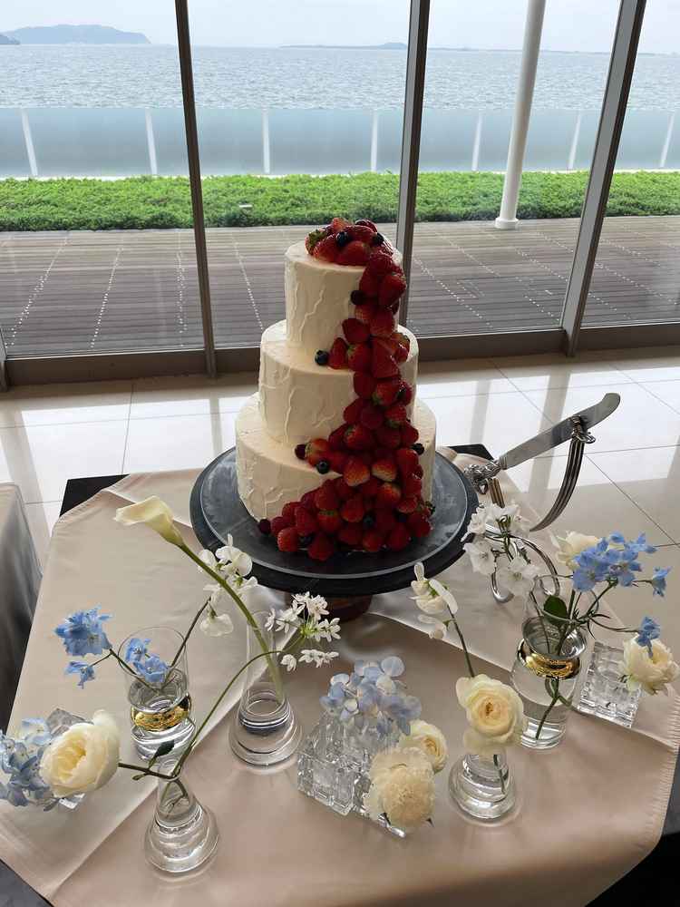 会場内ロビー近くにケーキを作成している様子が見られるスペースがあり、パティシエの方が手作りしていた。