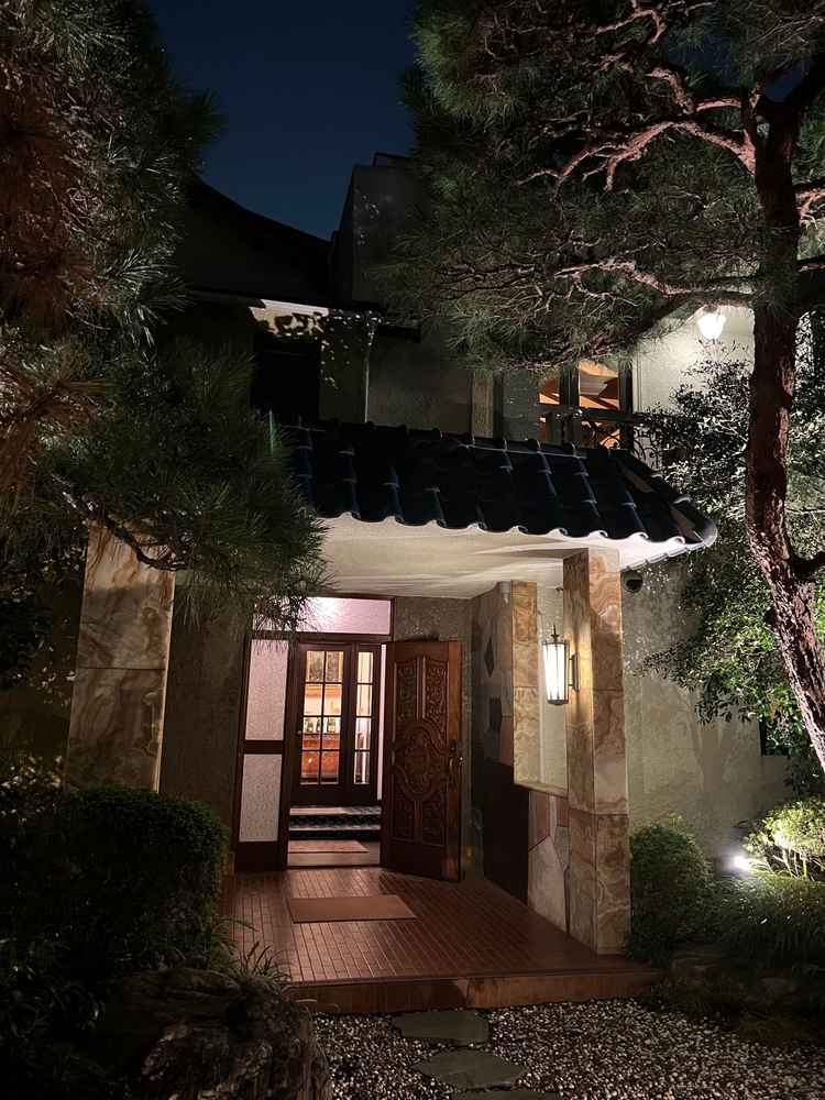 外観。入り口はこぢんまりしているが一歩足を踏み入れると調度品やインテリアが素敵で非日感があった。