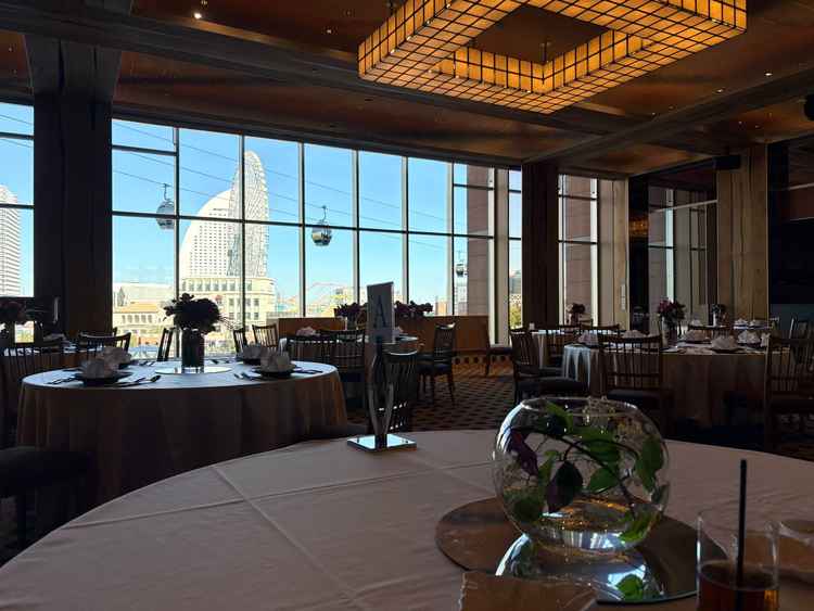 披露宴会場。横浜の景色が見えてすごく綺麗でした。まだも大きく会場も広々していました。