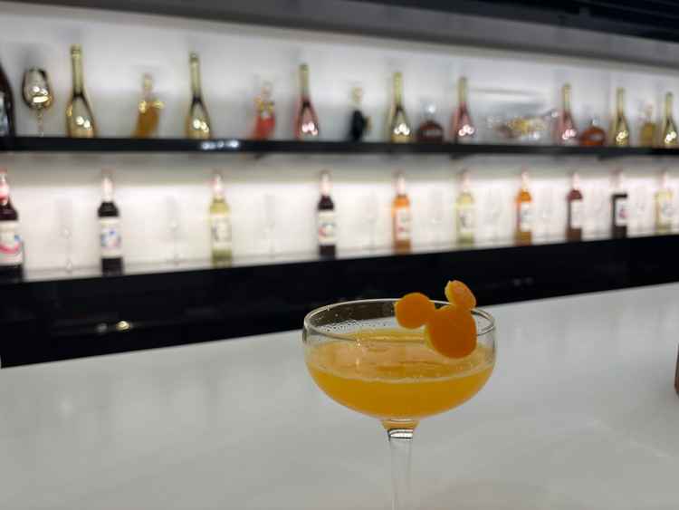 生搾りのオレンジジュース　ディズニーが好きと話したらサプライズでこの形！ホスピタリティが凄い。