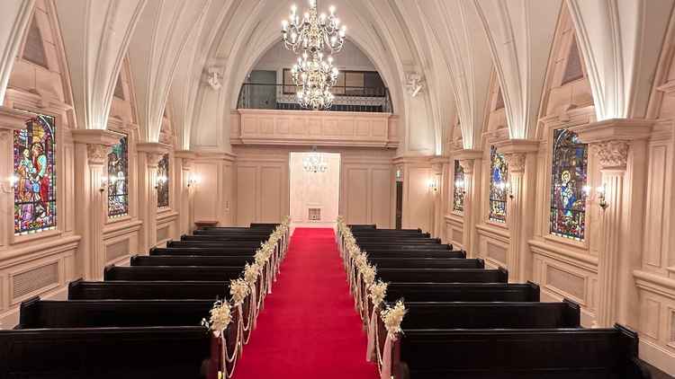 チャペルがとても素敵です。雨天時も明るさに影響がなく、明るさの調整も可能です。