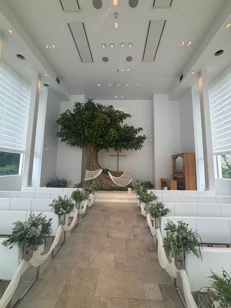 チャペルは白を基調としたデザインでした。