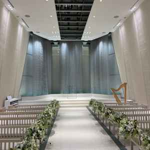 チャペル。目の前を水が流れていて驚きました。