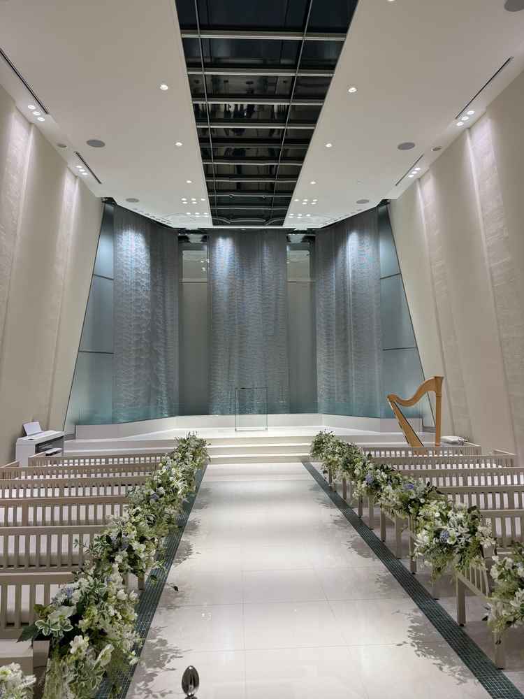 チャペル。目の前を水が流れていて驚きました。