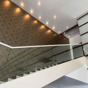 階段からの登場も可能。