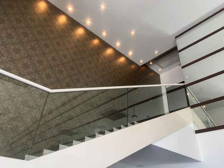 階段からの登場も可能。