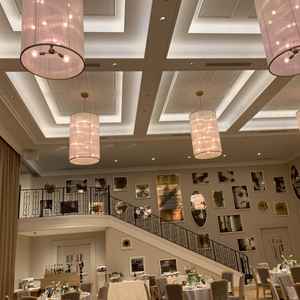 天井にランタンのような照明が装備されている披露宴会場。鏡は全て来年にリューアルされる。