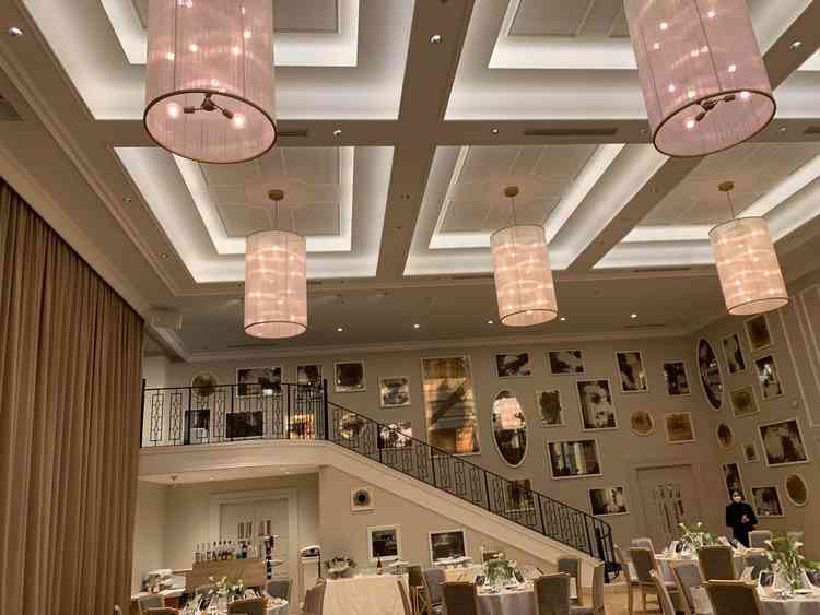 天井にランタンのような照明が装備されている披露宴会場。鏡は全て来年にリューアルされる。