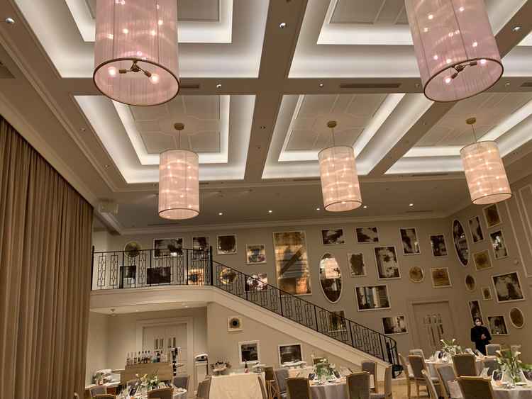 天井にランタンのような照明が装備されている披露宴会場。鏡は全て来年にリューアルされる。