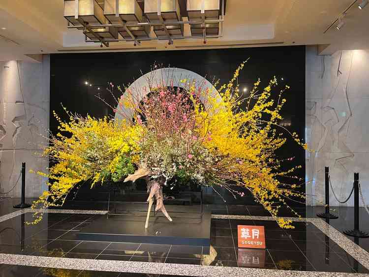 ホテルロビーの入り口に飾ってありました。