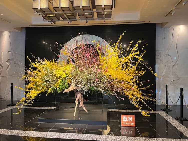 ホテルロビーの入り口に飾ってありました。