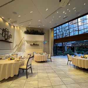 1階の披露宴会場。テラスへ繋がる窓が大きく開放感があります。飾り付けの自由度も高そうです。