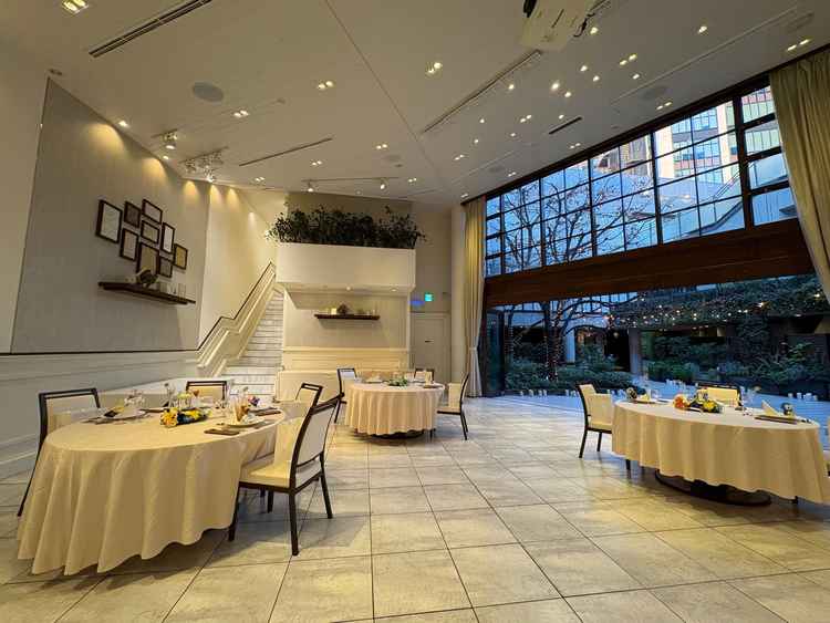 1階の披露宴会場。テラスへ繋がる窓が大きく開放感があります。飾り付けの自由度も高そうです。