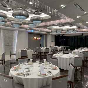 グランプリという披露宴会場。白を基調とした明るい空間に、豪華なシャンデリアや壁面の装飾が素敵でした。