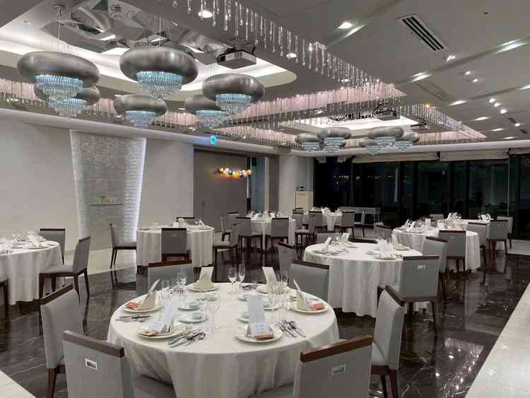 グランプリという披露宴会場。白を基調とした明るい空間に、豪華なシャンデリアや壁面の装飾が素敵でした。