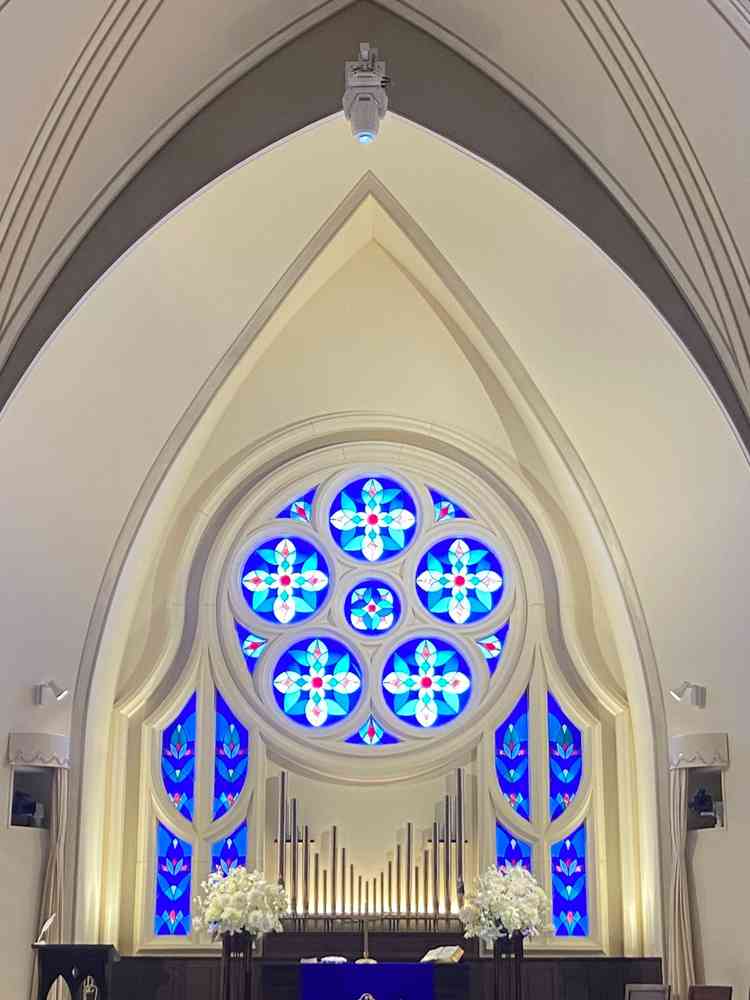 綺麗なブルーのステンドグラス。綺麗な日差しが入ってくる。