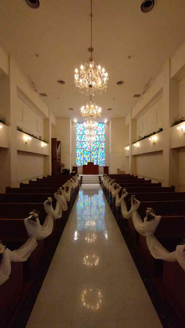 チャペルのステンドグラスは自然光で明るく、時間や天気によって印象もかわります