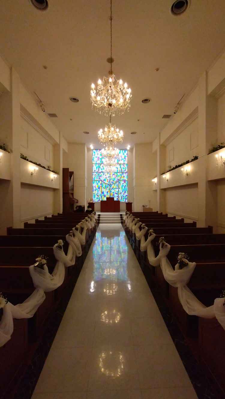 チャペルのステンドグラスは自然光で明るく、時間や天気によって印象もかわります