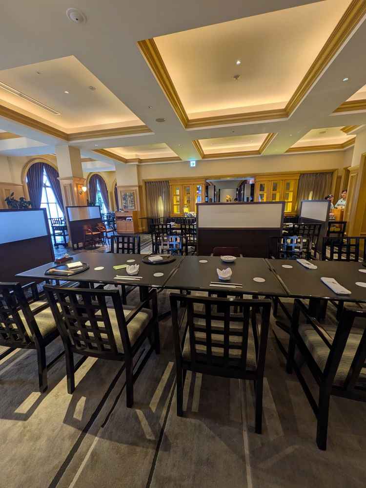 会食会場の写真。テーブルクロスや装花で、雰囲気を変えられるとのこと。