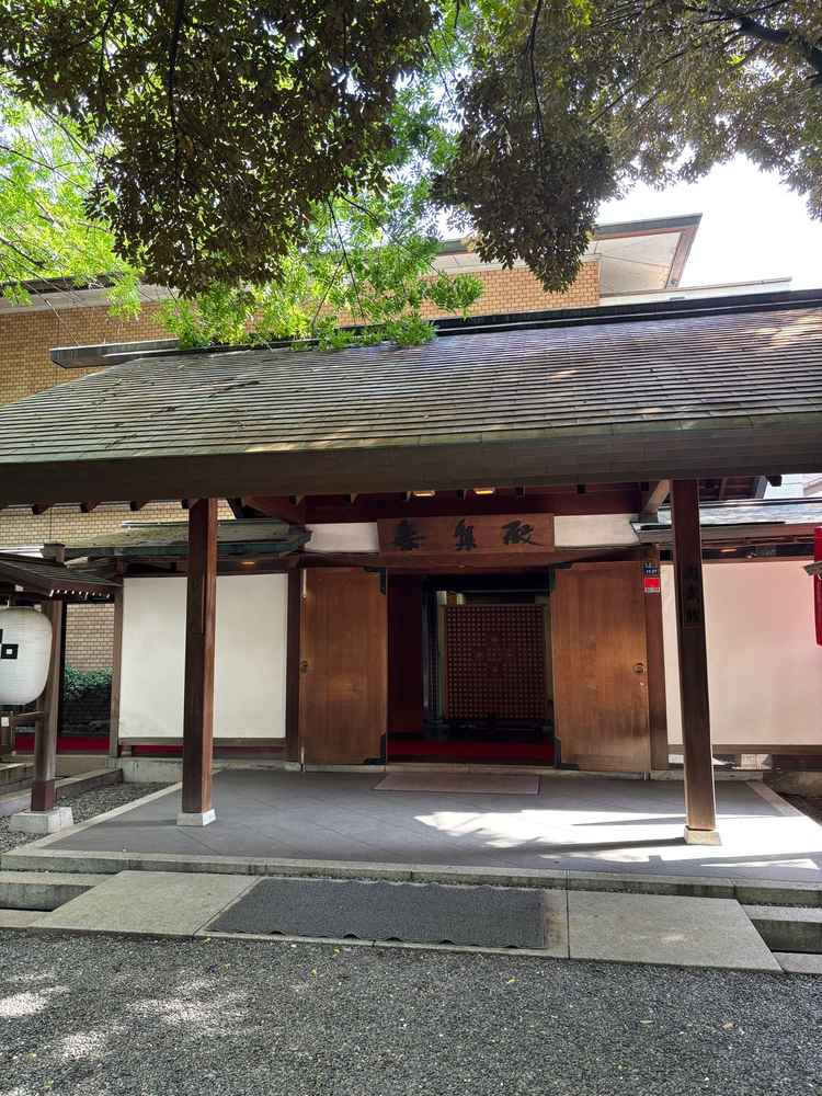 花嫁が出てくるところ。花嫁行列の始まり。草木が豊かで陽の光と影が良い塩梅であり素敵でした。