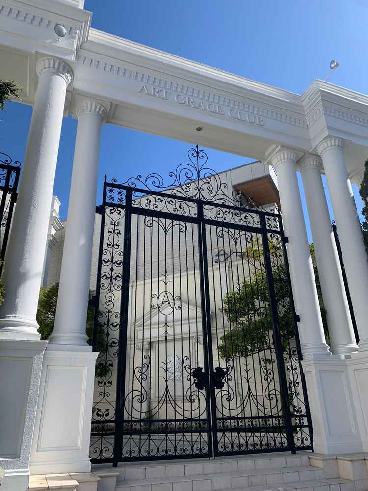 入り口から素敵な音楽が流れ、大きな門をくぐると住宅地にあるとは思えない非現実的な空間が広がっていた