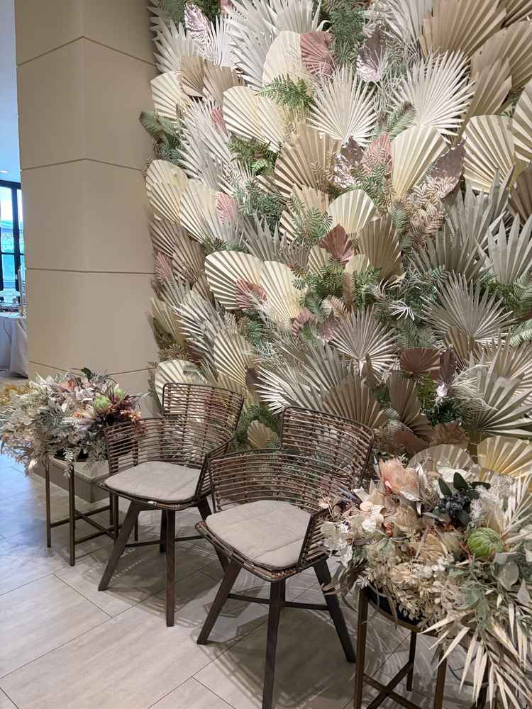 披露宴会場の一部にある、フォトスペースの写真。お花が華やかで素敵でした。