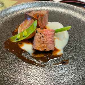 試食のメインのお肉料理で国産牛ロースのグリルでトリュフソースとマッシュポテトと野菜が添えられました。