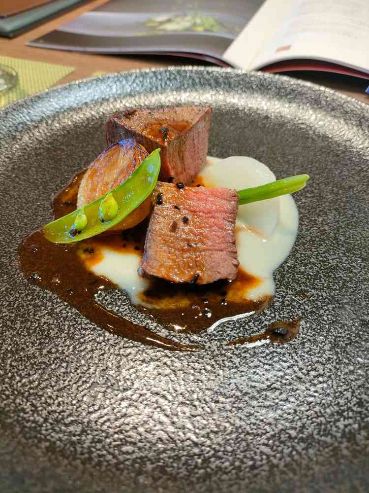 試食のメインのお肉料理で国産牛ロースのグリルでトリュフソースとマッシュポテトと野菜が添えられました。