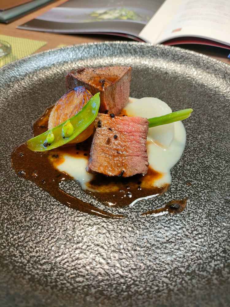 試食のメインのお肉料理で国産牛ロースのグリルでトリュフソースとマッシュポテトと野菜が添えられました。