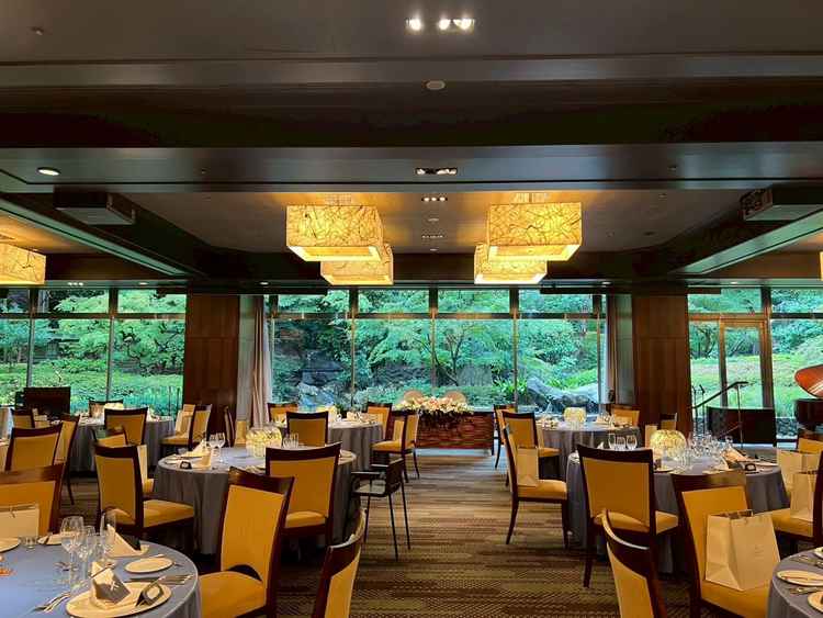 披露宴会場。広々としていて落ち着いた雰囲気でした。