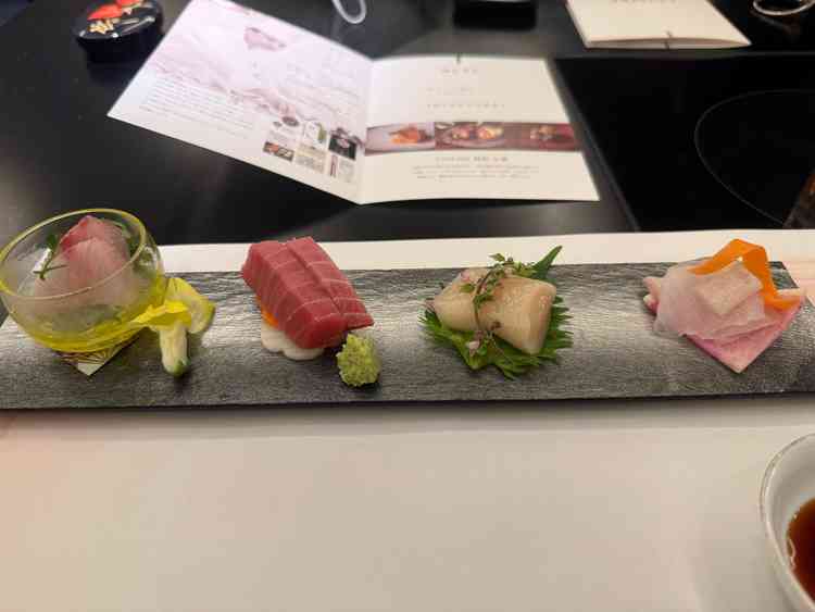 和洋の中で1品ずついただけた。和の刺身の盛り合わせはこだわりのマグロらしく美味しかった
