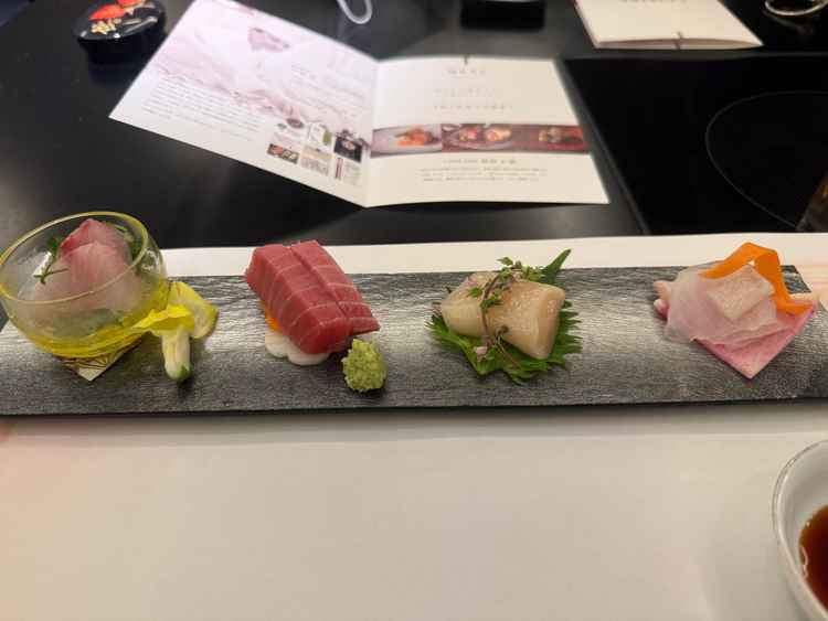 和洋の中で1品ずついただけた。和の刺身の盛り合わせはこだわりのマグロらしく美味しかった