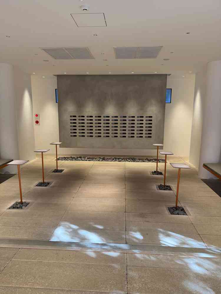 はじめに案内して頂いたウェルカムスペース。澄んだ空気感と洗練された雰囲気に鳥肌がたちました。