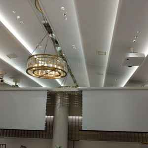 挙式場は全部で4台のプロジェクターがありゲストがどこからも映像が見えるような工夫がされています。