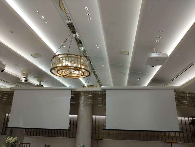 挙式場は全部で4台のプロジェクターがありゲストがどこからも映像が見えるような工夫がされています。