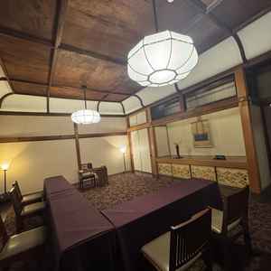 〜30人の部屋 天井の形が可愛い(格式の高い天井らしい)