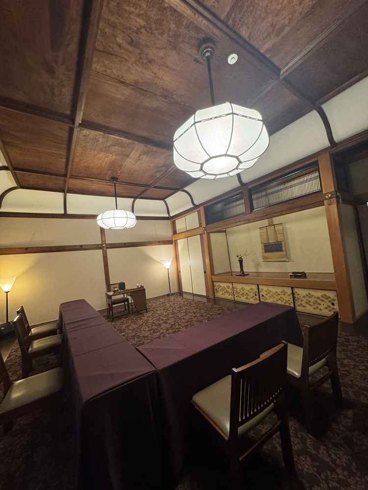 〜30人の部屋 天井の形が可愛い(格式の高い天井らしい)