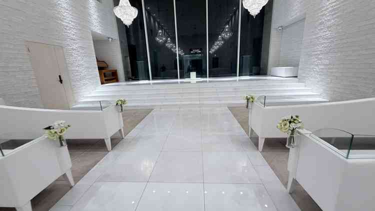 チャペルを撮った写真、白を基調としている