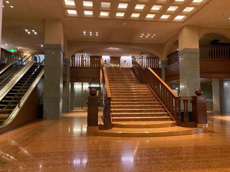 メインロビーです。天井が高く広々としていて、ロビーウェディングも出来るので思い出に残ると思います。