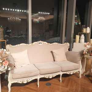 ナイトウエディングも行っており、夜景バックの披露宴会場も素敵でした。