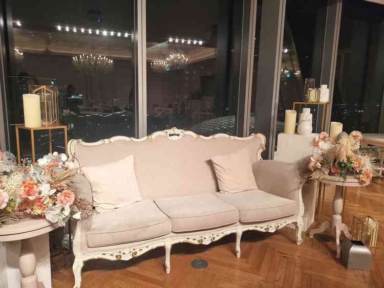 ナイトウエディングも行っており、夜景バックの披露宴会場も素敵でした。