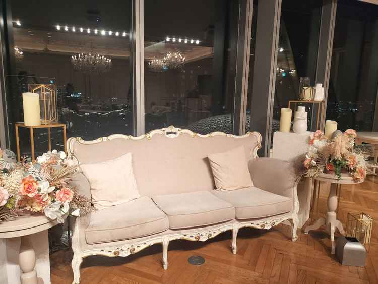 ナイトウエディングも行っており、夜景バックの披露宴会場も素敵でした。