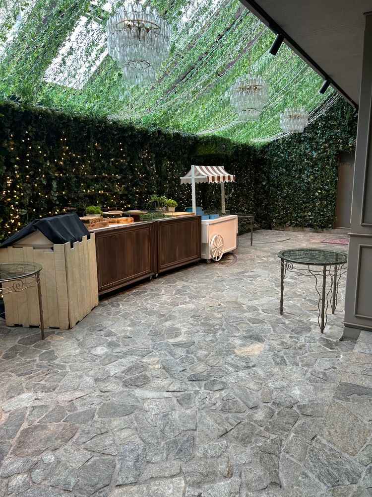 屋根が付いており、どんな天気でも対応できるガーデン。