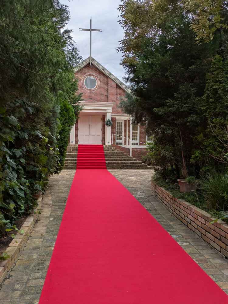 赤い絨毯が目を引くレンガ造りのチャペルです