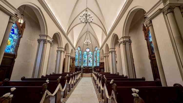 ステンドグラスが素敵なレトロな挙式会場