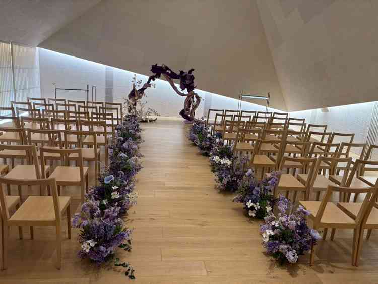 他にはないような天井のチャペルでした。建築家の方の思いを聞きながら案内をしてもらえました。